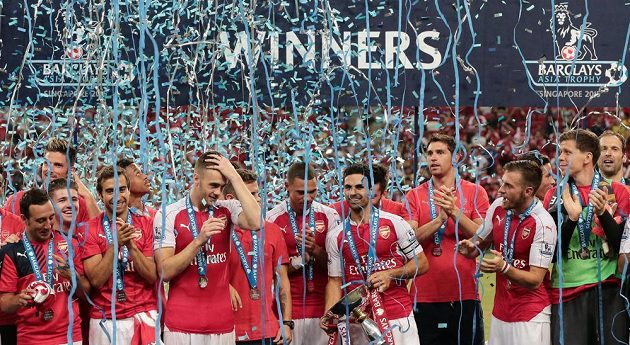 Fotbalisté Arsenalu oslavují triumf na turnaji v Singapuru. Brankář Petr Čech je úplně vpravo.
