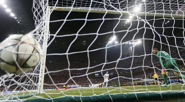 Fotbalista Lucas Vazquéz z Realu Madrid proměňuje pokutový kop v rozstřelu Ligy mistrů proti Atlétiku Madrid.