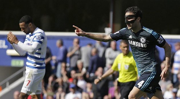 Jediný střelecký pokus vyslali fotbalisté Chelsea na hřišti Queens Park Rangers, hrdinou Blues se stal Cesc Fábregas (vpravo).