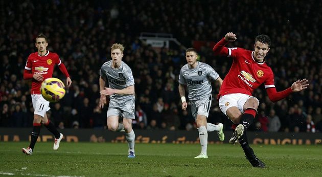Útočník Manchesteru United Robin van Persie proměňuje penaltu v duelu s Burnley v zápase 25. kola Premier League.