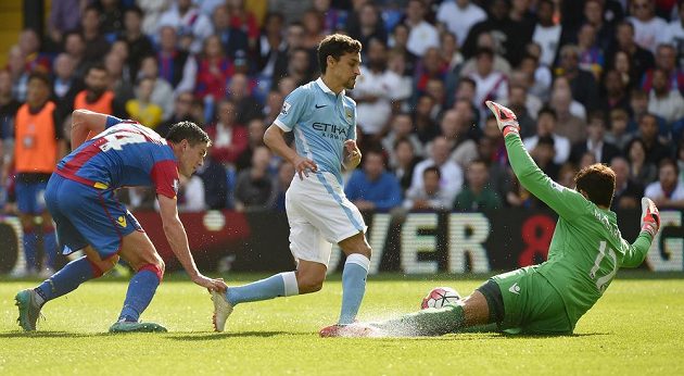 Gólman Crystal Palace Alex McCarthy sice Jesuse Navase nezastavil, avšak španělský záložník Manchesteru City poté netrefil odkrytou branku.