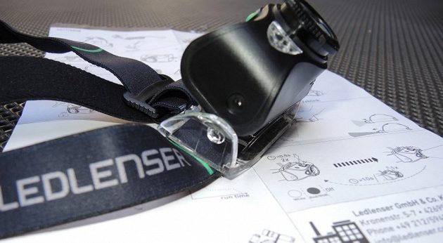 Čtyřbarevná čelovka Ledlenser MH8 ‒ svítilnu lze snadno vycvaknout ze své základny.