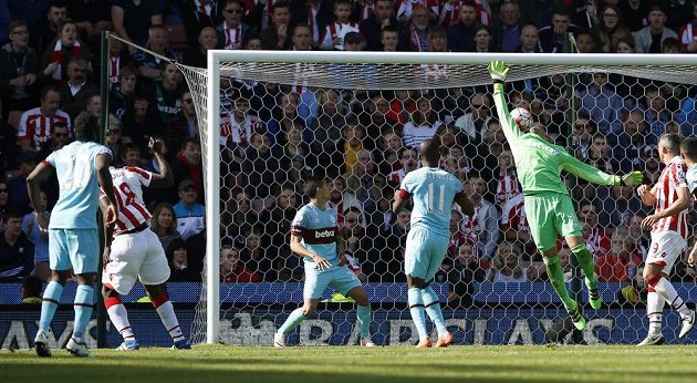 Senegalský útočník Mame Diouf (druhý zleva) střílí v samém závěru gól proti West Hamu a rozhoduje o vítězství Stoke.