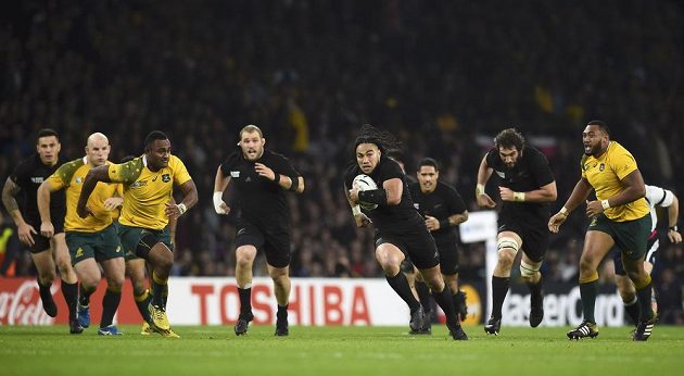 Novozélanďan Ma'a Nonu se rozbíhá do mezery v australské obraně ve finále MS.