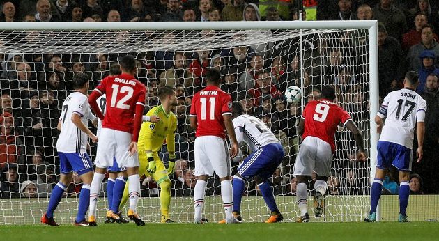 Romelu Lukaku z Manchesteru United dává gól proti Basileji, v jejíž bráně přihlíží Tomáš Vaclík.
