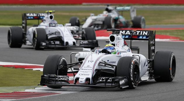 Brazilec Felipe Massa v čele Velké ceny Velké Británie. Druhý jeho stájový kolega ze stáje Williams Valtteri Bottas.