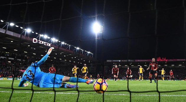 Petr Čech dostává v ligovém utkání s Bournemouthem druhý gól, penaltu proměnil Callum Wilson.
