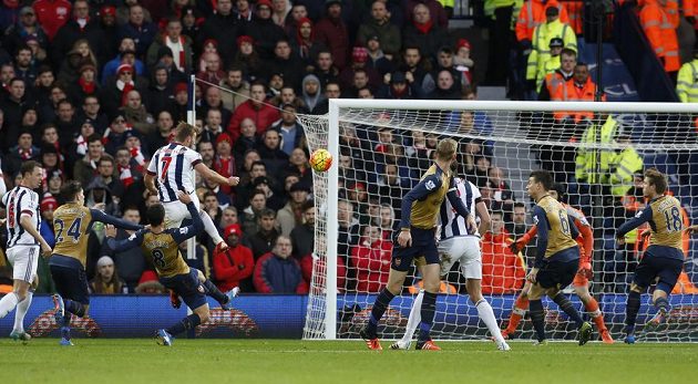 Záložník West Bromwiche James Morrison (vlevo s číslem 7) střílí vyrovnávací gól do sítě Arsenalu.