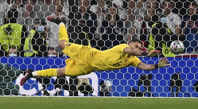 Italský brankář Gianluigi Donnarumma vyráží penaltový pokus Angličana Jadona Sancha.