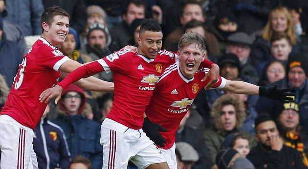 Záložník Manchesteru United Bastian Schweinsteiger (zcela vpravo) slaví se spoluhráči gól na hřišti Watfordu v utkání 13. kola Premier League.