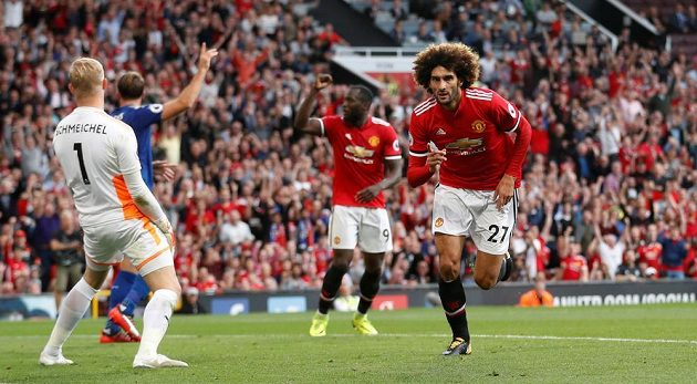 Marouane Fellaini slaví druhý gól Manchesteru United v utkání s Leicesterem v Premier League. United slaví tři body po výhře 2:0.