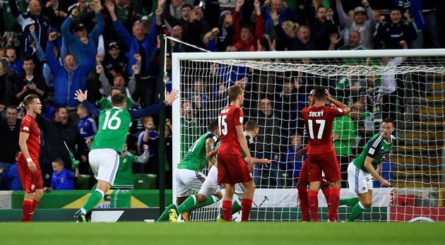 Fotbalista Severního Irska Jonny Evans slaví gól v síti českého týmu v utkání kvalifikace o postup na MS 2018.