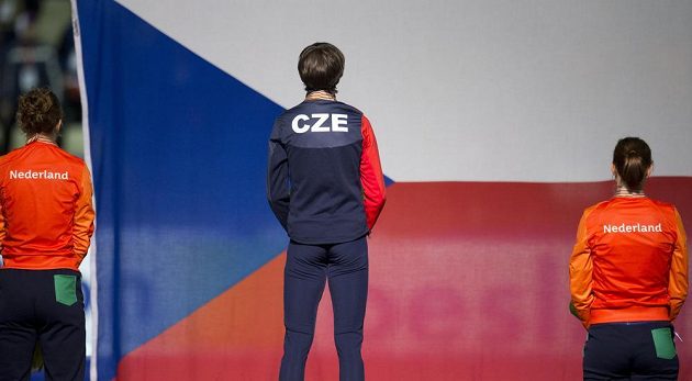 Rychlobruslařka Martina Sáblíková (uprostřed) při medailovém ceremoniálu po závodě na 3000 metrů na MS v Heerenveenu.