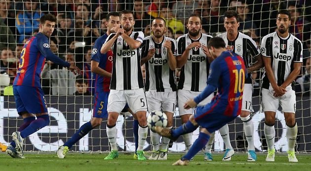 Barcelonský Lionel Messi zkoušel v odvetě čtvrtfinále Ligy msitrů s Juventusem štěstí z trestného kopu, ale neúspěšně.