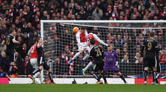 Útočník Arsenalu Danny Welbeck (23) střílí rozhodující gól do sítě Leicesteru v zápasu 26. kola anglické Premier League.