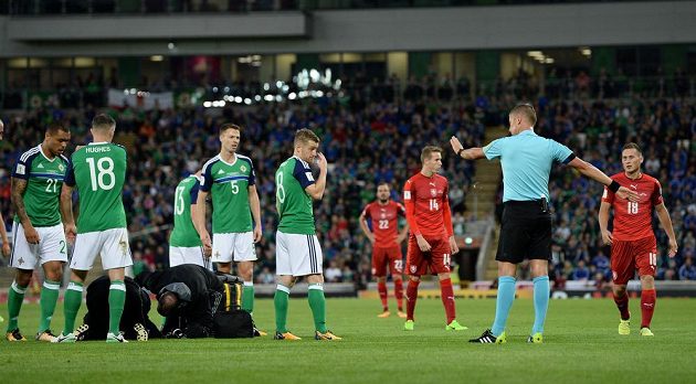 Fotbalista Severního Irska Conor McLaughlin musel být po souboji s českým reprezentantem Janem Bořilem během utkání kvalifikace o postup na MS 2018 ošetřován.