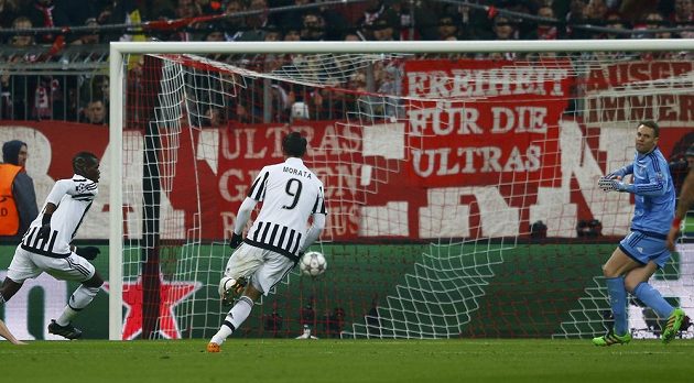Fotbalista Juventusu Paul Pogba (vlevo) dává gól do sítě Bayernu v mnichovské odvetě osmifinále Ligy mistrů.