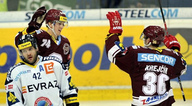 Útočník Daniel Přibyl a obránce Jakub Krejčík z pražské Sparty se radují ze vstřelení gólu ve Vítkovicích.