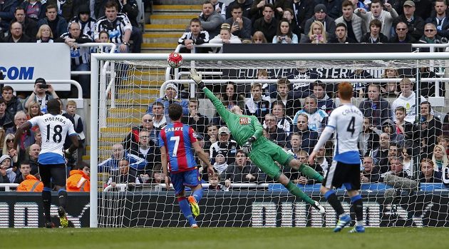 Andros Townsend překonává brankáře Hennesseyho během utkání Newcastle - Crystal Palace.