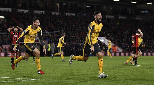 Olivier Giroud (vpravo) se raduje z vyrovnávacího gólu na 3:3 v nastavení ligového duelu proti Bournemouthu.