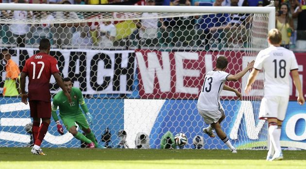 Německý fotbalista Thomas Müller střílí gól z penalty proti Portugalsku na MS v Brazílii.