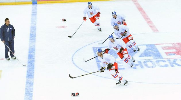 Hokejisté při tréninku české reprezentace před druhým zápasem s Ruskem, který je součástí seriálu Euro Hockey Tour. Vlevo je trenér Vladimír Růžička.