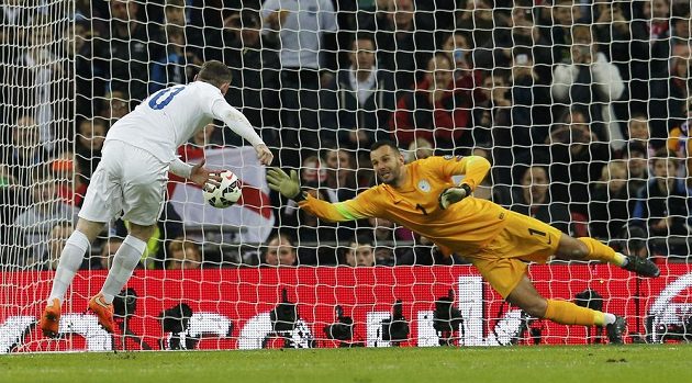Kapitán anglické reprezentace Wayne Rooney z penalty vyrovnává stav kvalifikačního duelu se Slovinci.