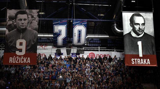 Chomutovští hokejisté slaví v letošní sezóně 70 let od vzniku klubu. Před zahájením utkání byly ke stropu haly vytaženy portréty legend chomutovského hokeje Jiřího Růžičky a Karla Straky.