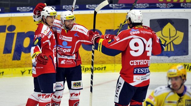Hokejisté Pardubic se radují ze vstřelení gólu na ledě Zlína. Zleva útočník Daniel Voženílek, střelec branky Tomáš Kaut a forvard Jiří Cetkovský.