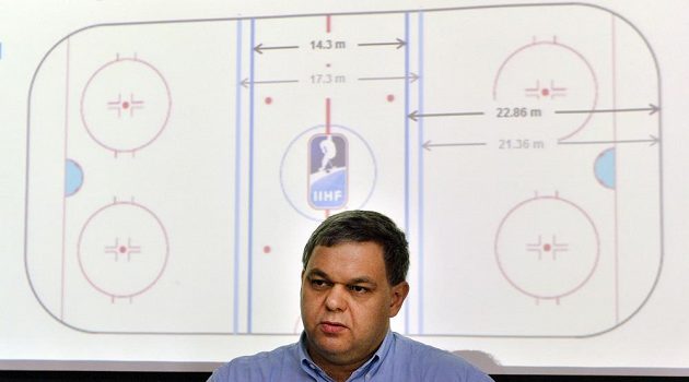 O změnách hokejových pravidel a přípravách rozhodčích na novou sezónu informoval sekretář komise rozhodčích Rudolf Potsch. Na snímku představuje novou velikost pásem na kluzišti.