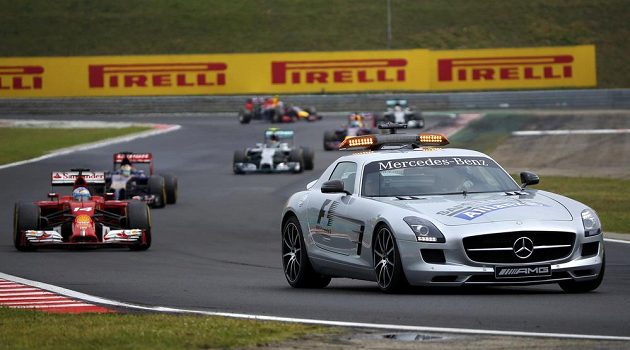 Safety car před závodním polem, takový pohled se divákům při Velké ceně Maďarska naskytl hned dvakrát.