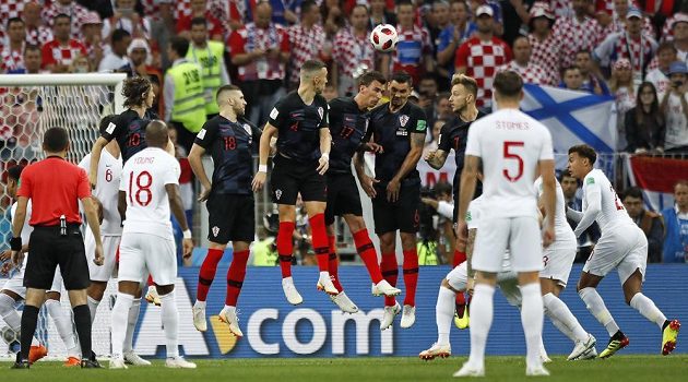 Chorvatská zeď sice vyskočila, ale trestný kop Angličana Kierana Trippiera skončil v síti.Anglie vedla v semifinále MS 1:0.