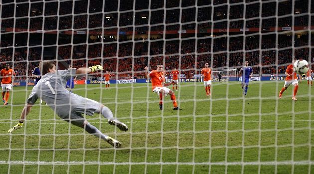 Nizozemský útočník Robin van Persie (uprostřed) překonává z penalty brankáře Aleksandra Mokina z Kazachstánu v kvalifikačním duelu ME.