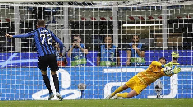 Brankář Šachtaru Andrij Pjatov chytá penaltu v utkání Ligy mistrů na hřišti Atalanty Bergamo.