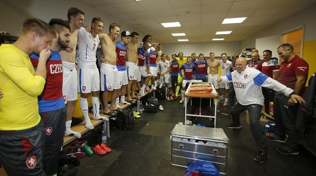 Masér Eduard Poustka pokřikem oslavuje postup na mistrovství Evropy ve Francii.