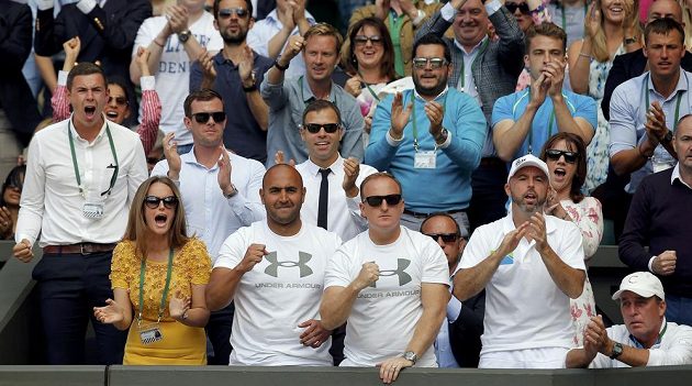 Manželka Andyho Kim Murrayová (vlevo) a trenér Ivan Lendl (vpravo) podporují britského tenistu ve finále Wimbledonu.