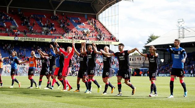 Huddersfield oslavil návrat do nejvyšší soutěže po 45 letech vítězstvím 3:0 na hřišti Crystalu Palace
