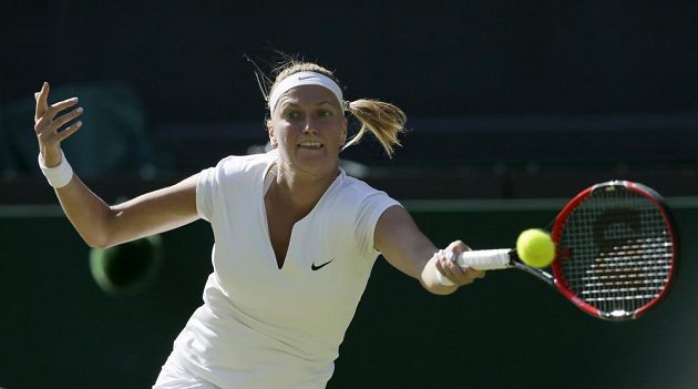 Česká tenistka Petra Kvitová během zápasu s Jelenou Jankovičovou ve třetím kole Wimbledonu.