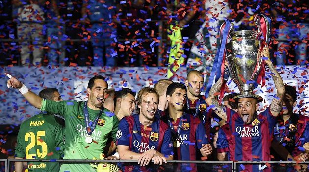 Fotbalisté Barcelony slaví vítězství v Lize mistrů. S trofejí se raduje obránce Dani Alves.