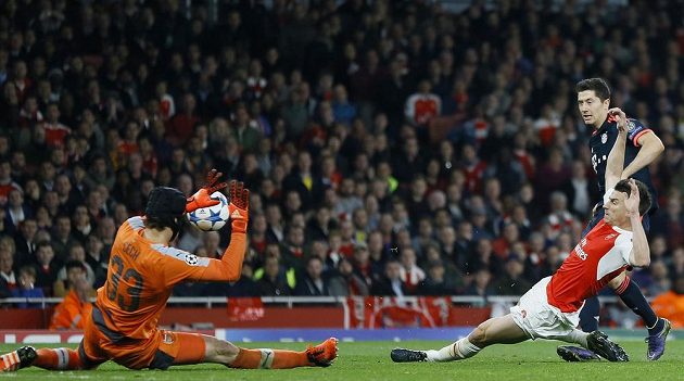 Jeden z klíčových momentů zápasu - Robert Lewandowski (vpravo) z Bayernu pálí a Petr Čech jeho střelu vyráží.