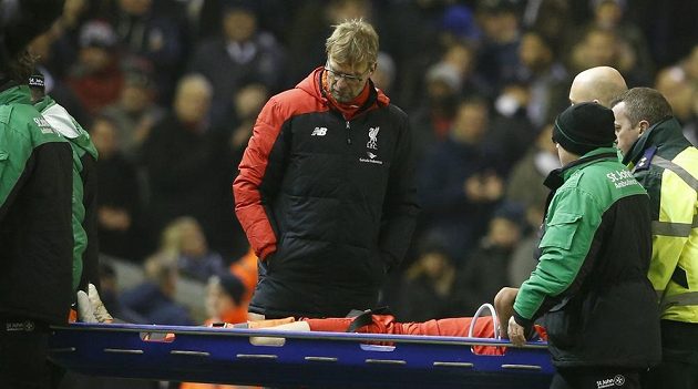 Trenér Liverpoolu Jürgen Klopp sleduje, jak jeho svěřenec Dejan Lovren opouští hřiště na nosítkách během zápasu proti WBA.