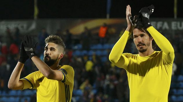 Hráči Rostova Miha Mevlja (vlevo) a Cesar Navas děkují divákům po vítězném utkání se Spartou.