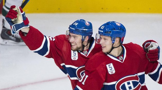 Jiří Sekáč (vlevo) z Montrealu se raduje z gólu proti Minnesotě. Za svůj výkon byl vyhlášen první hvězdou zápasu, v němž Habs zvítězili 4:1.