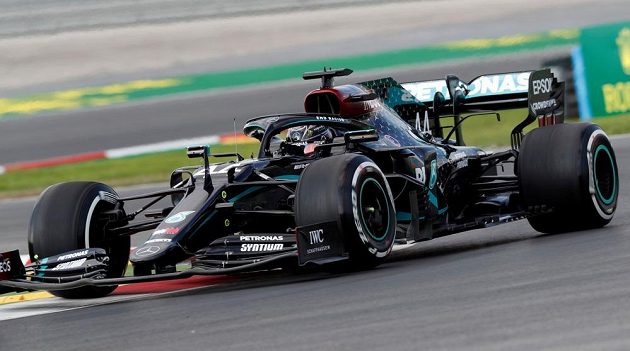 Brit Lewis Hamilton z Mercedesu, který může v neděli v předstihu získat sedmý titul mistra světa a vyrovnat rekord Michaela Schumachera, byl v prvním tréninku v Turecku až patnáctý.