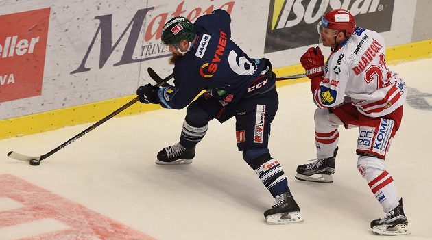 Liberecký obránce Jan Výtisk (vlevo) a třinecký útočník Vladimír Dravecký v utkání 45. kola hokejové Tipsport extraligy.