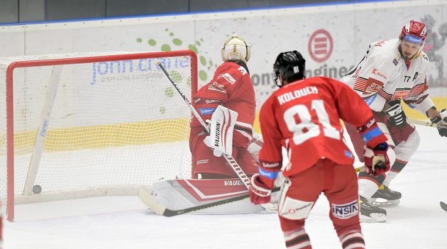 Zleva brankář Olomouce Jan Lukáš, Petr Kolouch z Olomouce a Richard Nedomlel z Hradce Králové, autor třetí branky Hradce.