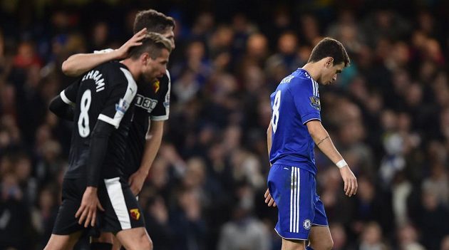 Zklamaný Oscar po neproměněné penaltě v duelu s Watfordem. Chelsea po remíze 2:2 brala jen bod.