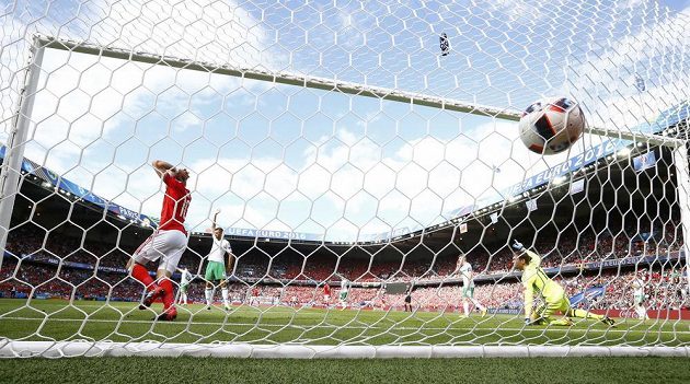 Velšan Aaron Ramsey gól do sítě Severního Irska vstřelil, ale v radosti mu zabránil zvednutý praporek pomezního rozhodčího.