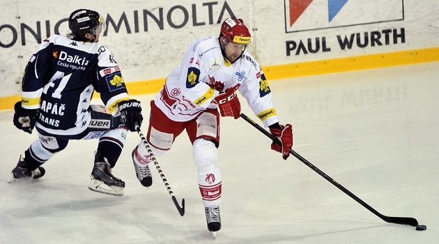 Vítkovický útočník Petr Strapáč (vlevo) se snaží zastavit třineckého forvarda Jana Peterka.