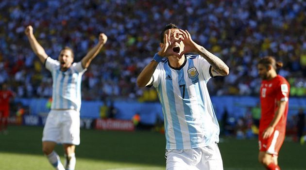 Argentinský záložník Angel Di María se raduje ze vstřelení gólu proti Švýcarsku v osmifinále MS.